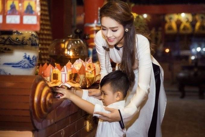 Con trai Diệp Bảo Ngọc cùng mẹ lên chùa cầu an