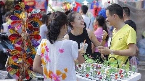 Giới trẻ Hà Nội thi nhau 'trồng rau trên đầu' đi chơi trung thu