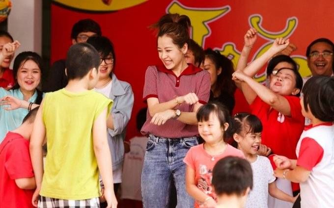 Chi Pu nhảy ‘vũ điệu cồng chiêng’ tưng bừng trong ngày hội Trung thu