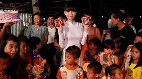 Ngọc Trinh đón sinh nhật ở quê nghèo ngay đêm Trung thu
