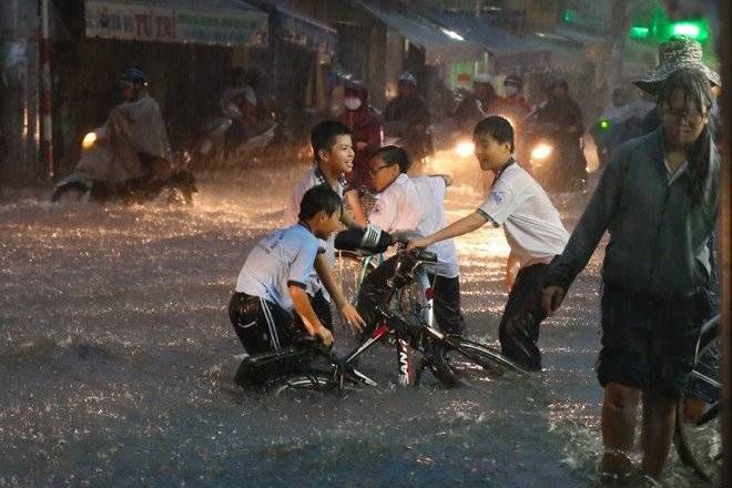 Đi đường Sài Gòn khi mưa lớn nhớ kỹ 66 điểm này