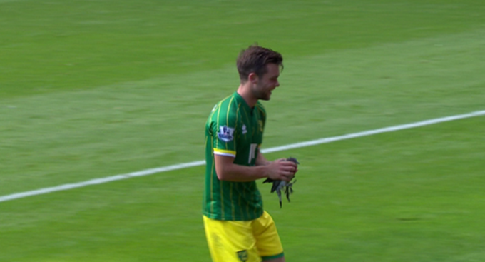 Hậu vệ Norwich City tạm dừng trận đấu để giải cứu chú chim nhỏ