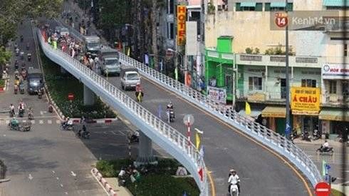 Giật mình phát hiện người đàn ông treo cổ lơ lửng trên cầu vượt Cây Gõ