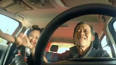 'Già gân' Hoài Linh đào tẩu cùng 'mỹ nhân' Tóc Tiên trong phim mới