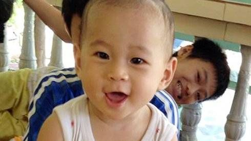 Bé trai văng khỏi bụng mẹ tập đứng bằng chân giả