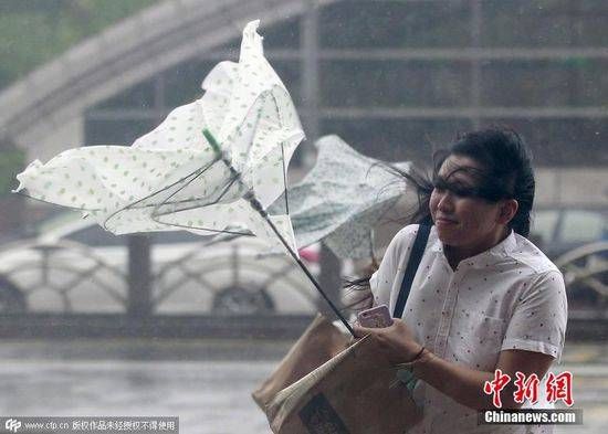 Siêu bão Dujuan đổ bộ vào Đài Loan khiến nhiều người dân phải đi sơ tán