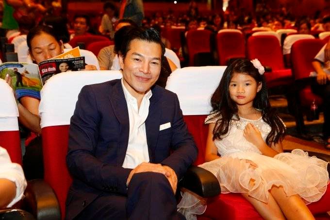 Vắng Trương Ngọc Ánh, Trần Bảo Sơn một mình đưa con đi xem show ca nhạc