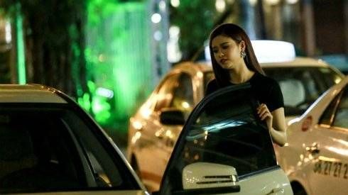 Trương Quỳnh Anh tự lái xe sang đi diễn thời trang