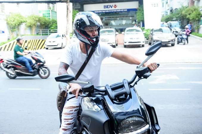 Tuấn Hưng lái môtô cực ngầu, tự tay thử giày cho 2 trò cưng