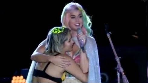 Fan nữ liên tục sờ soạng Katy Perry