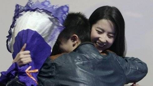 Lưu Diệc Phi bị fan nam tấn công trước mặt Song Seung Hun