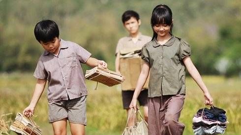 Thấy gì ngoài 'hoa vàng' và 'cỏ xanh'?
