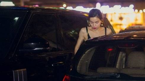 Hà Hồ hài hước đáp trả vụ bị chê cầm ly kém sành điệu