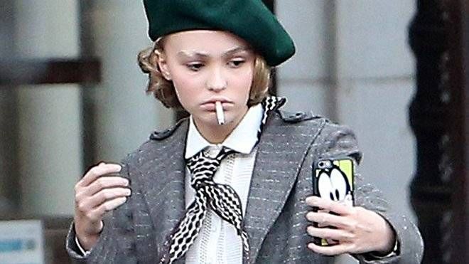 Con gái Johnny Depp phì phèo thuốc lá trên phim trường