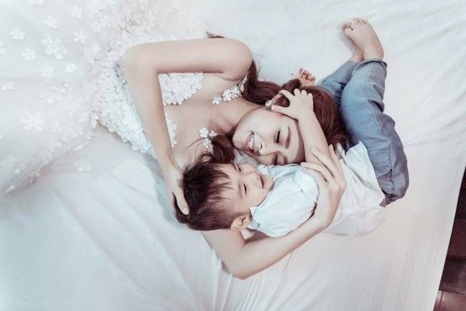 Diệp Bảo Ngọc tung bộ ảnh cực đáng yêu cùng con trai