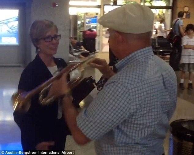 Điệu kèn lãng mạn của cụ ông 75 tuổi đón vợ ở sân bay