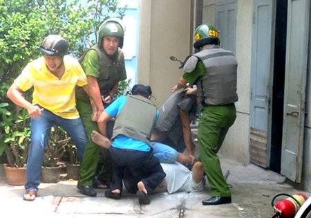 Người đàn ông đâm cảnh sát, cố thủ trong nhà suốt 3 giờ