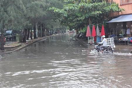 Sài Gòn mưa lớn, 'mù khô' giảm, đường lại ngập