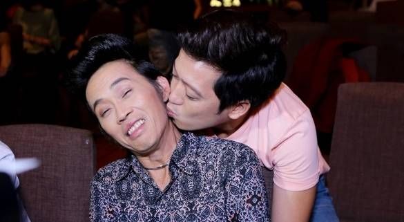 Hoài Linh cười tít mắt khi được Trường Giang hôn