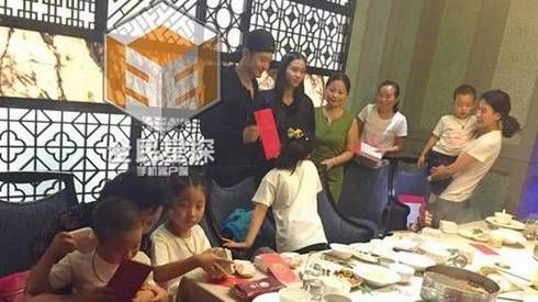 Angela Baby và Huỳnh Hiểu Minh lộ diện lần đầu sau đám cưới