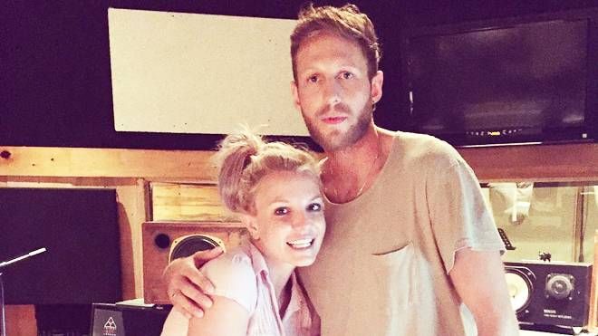 Britney Spears cộng tác với DJ điển trai