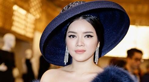 Lý Nhã Kỳ chuộng dòng mũ yêu thích của Audrey Hepburn