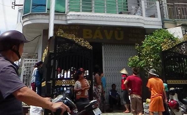 Cha rớt lầu, con nhảy theo cứu không kịp