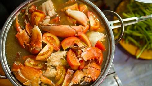 Quán lẩu cua lề đường nườm nượp khách thượng lưu ghé ăn