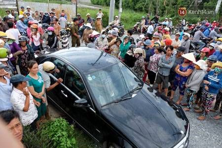 Hàng trăm người bức xúc xem dựng hiện trường vụ chồng lái ô tô gây tai nạn cho vợ