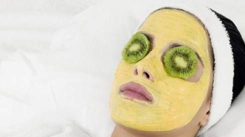 Khổ thân vì… đắp mặt nạ