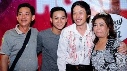 Mỹ nam V-pop được bố mẹ hộ tống khi đi diễn