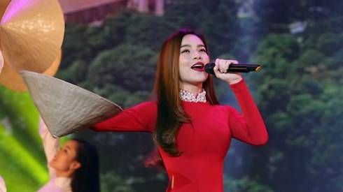 Hà Hồ diện áo dài khoe đường cong quyến rũ trên sân khấu