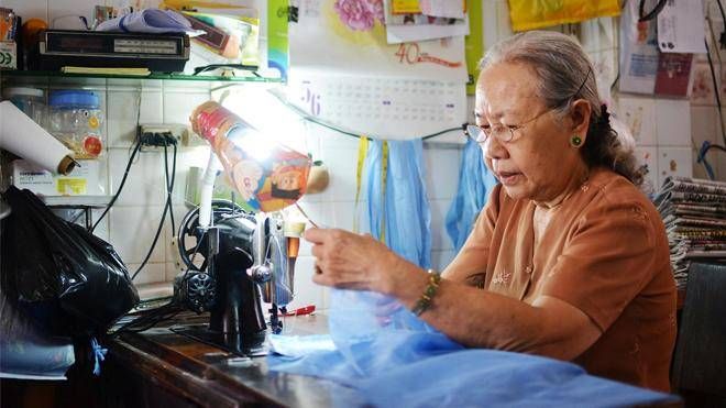 Cụ bà 80 tuổi - 20 năm may mùng tặng người nghèo