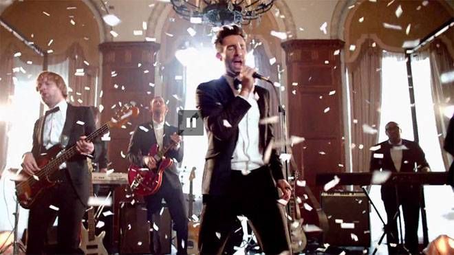 Adam Levine sản xuất show truyền hình dựa theo MV ‘Sugar’