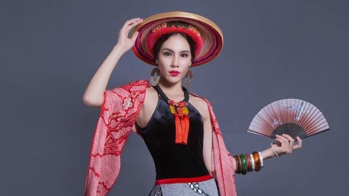 Lệ Quyên mang trang phục truyền thống Dao Đỏ đến Miss Grand International