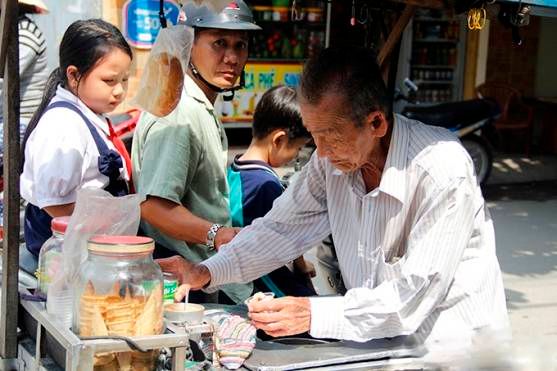 Ông lão 80 tuổi và chiếc xe kem 30 năm nuôi vợ bệnh tim