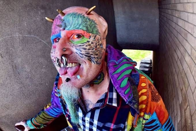 Giật mình trước dung nhan người đàn ông cắt tai để giống vẹt