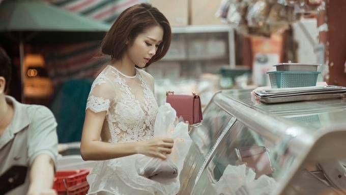 Diệp Bảo Ngọc ăn vội bánh mì đi xem thời trang