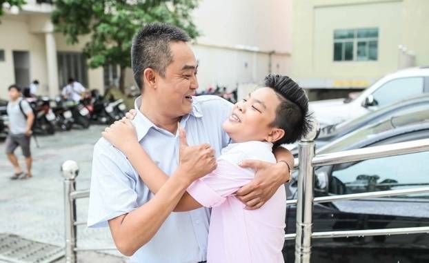 Tiến Quang được bố chăm chút hết mực trước đêm bán kết