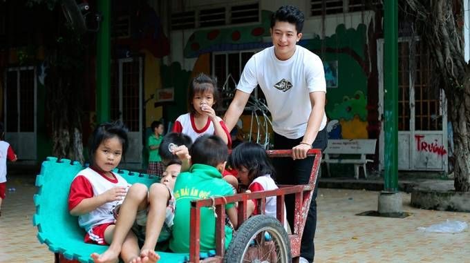 Harry Lu đẩy xe, dạy trẻ em mồ côi chơi bóng rổ