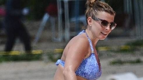 Dù đang mang bầu, vợ Rooney lao ra hồ cứu tỷ phú suýt chết đuối