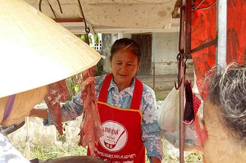 Chủ hàng bị 'thôi miên' bằng nhiều tờ tiền lẻ