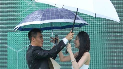 Công Vinh ân cần che mưa cho Thủy Tiên trên sân khấu