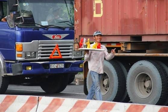 Người đàn ông mưu sinh trên 'miệng tử thần' ở Sài Gòn