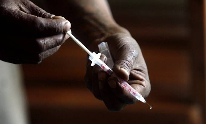Hơn 100 người bị nhiễm HIV vì bác sỹ dùng chung kim tiêm