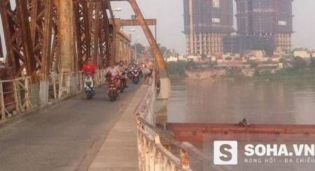 Nam thanh niên nhảy xuống sông tự tử rồi chới với kêu cứu