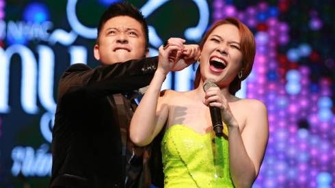 Tuấn Hưng nhéo tai ‘trả thù’ Mỹ Tâm trên sân khấu