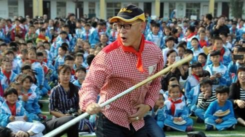 Lục Tiểu Linh Đồng múa gậy sung ở tuổi U60