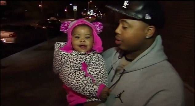 Bé gái 1 tuổi bị nhốt trong phòng khám vì nhầm là búp bê