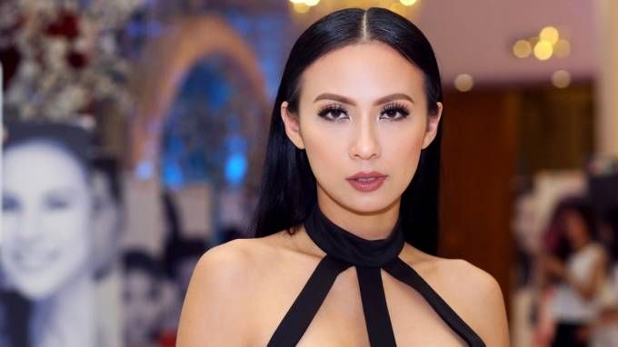 MC Huyền Ny: ‘17 năm vẫn không cưỡng lại sức hấp dẫn của chồng’